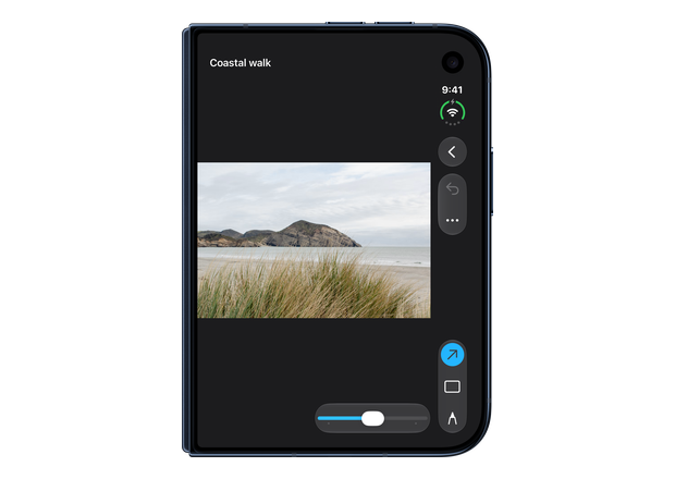 A slider remains in the bottom horizontal toolbar on iPhone Duo with horizontalOnly